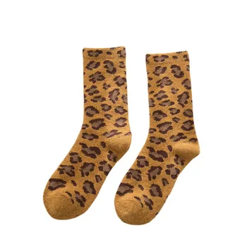 Leopar baskı kaşmir çorap kış orta tüp kalınlaşmış kahverengi Kore sonbahar ve kış seksi gün uzun tüp pamuk çorap