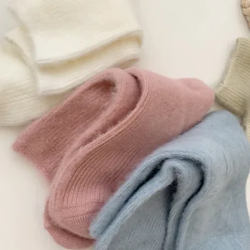 Sonbahar ve Kış Yumuşak Mumsu Düz Renk Peluş Sıcak kadın Japon Tarzı Kalınlaşmış Fırçalanmış Orta tüp İnce Şerit Kazıklı Çorap
