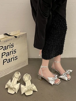 2023 Sandalet Blok Topuklu Med Burnu açık Yay Ayakkabı Toka Tüm Maç Takım Elbise Kadın Bej Yeni Tıknaz Orta Moda Peep Yaz Açık C