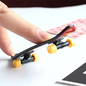 10 Adet/takım Mini Parmak Kaykay Klavye Yenilik Gag Oyuncaklar Çocuk Parmak Scooter Kaykay çocuk oyuncağı Rastgele Renk