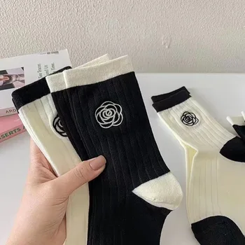 2023 Gül Kamelya Çiçek Desen Çorap Sonbahar Kış Yüksek Kaliteli Zarif Klasik Siyah ve Beyaz Tüp Çorap Harajuku Çorap