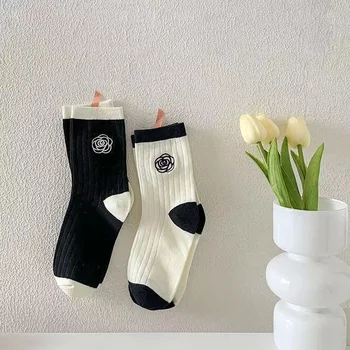 2023 Gül Kamelya Çiçek Desen Çorap Sonbahar Kış Yüksek Kaliteli Zarif Klasik Siyah ve Beyaz Tüp Çorap Harajuku Çorap